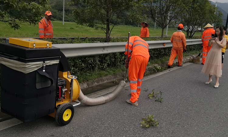 濟(jì)南城市環(huán)衛(wèi)引進(jìn)手推式樹葉收集器，用于綠化帶落葉收集
