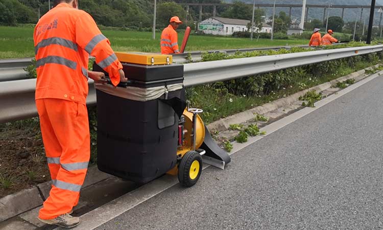 手推式樹(shù)葉收集器環(huán)衛(wèi)作業(yè)