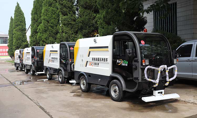 北京環(huán)衛(wèi)公司引進(jìn)四輪多功能高壓沖洗車，用于道路快速保潔