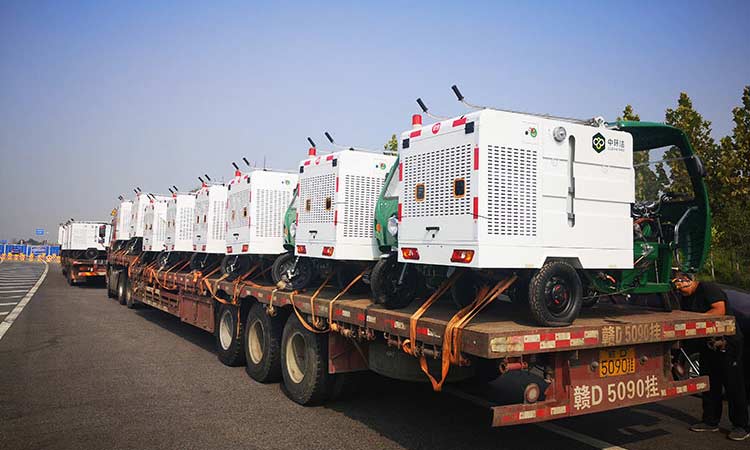 可上牌小型高壓清洗車交付使用現(xiàn)場，可用于環(huán)衛(wèi)人行道高壓清洗