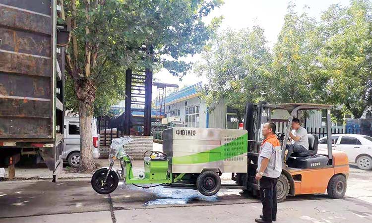 發(fā)往湖南環(huán)衛(wèi)公司的三輪高溫高壓清洗車，用于市政環(huán)衛(wèi)高溫高壓作業(yè)