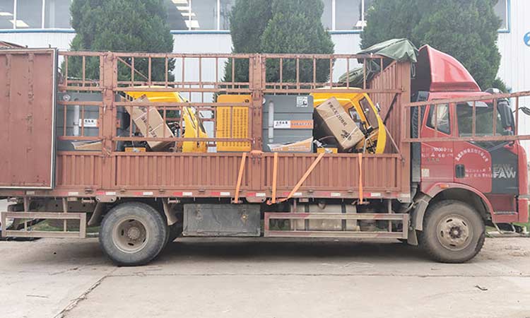 高速收費(fèi)站定制多功能高壓清洗車，用于道路的快速?zèng)_洗和保潔