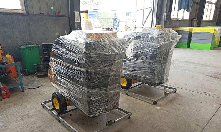 小型手推式樹葉收集器裝配完畢等待發(fā)貨