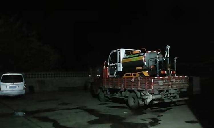 環(huán)衛(wèi)公司購(gòu)買(mǎi)的電動(dòng)四輪灑水車(chē)今夜發(fā)貨