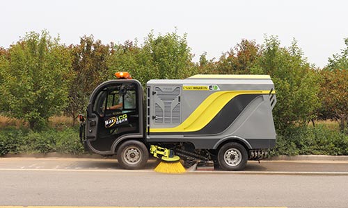 背街小巷需要什么樣的電動(dòng)道路洗掃車(chē)？