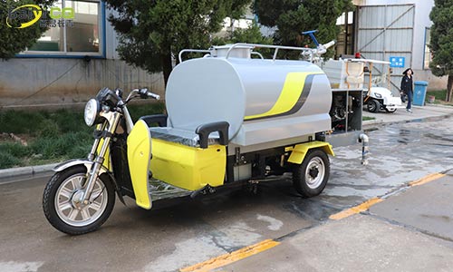 小型三輪灑水車，解決校園飛絮防疫問題