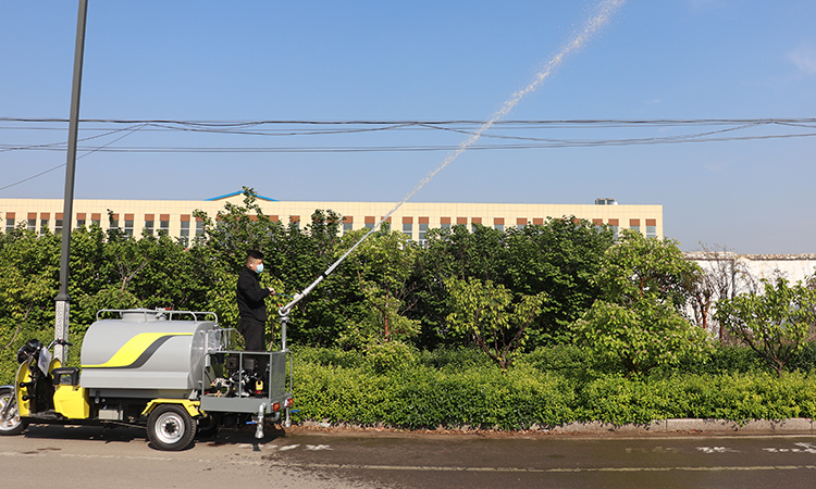 小型電動(dòng)灑水車(chē)