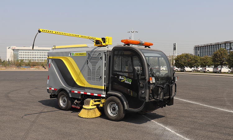 電動(dòng)高壓洗掃車(chē)全新升級(jí)，解決路邊停車(chē)位清潔難題。