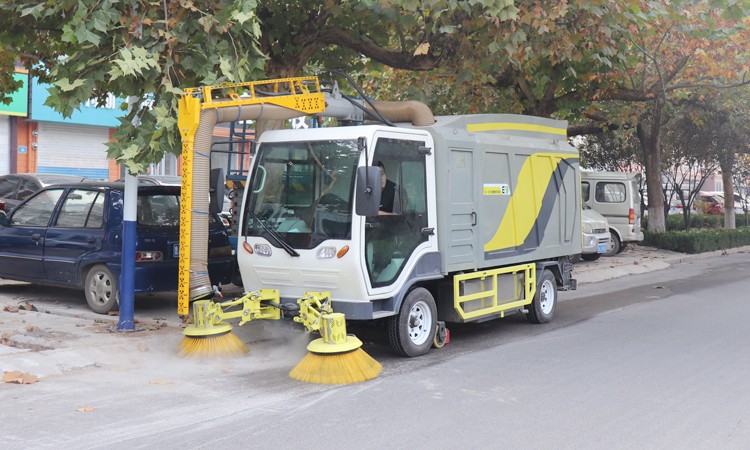 “變形金剛”多功能樹葉收集車全面升級