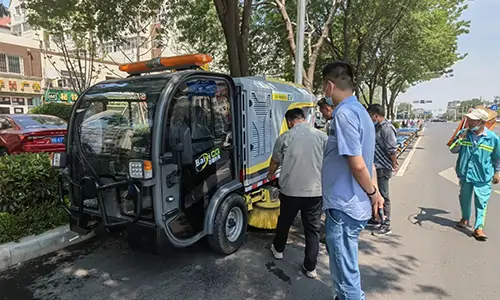 近日發(fā)往青島的小型電動(dòng)洗掃車客戶試車體驗(yàn)