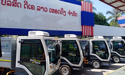 經(jīng)過(guò)數(shù)日的運(yùn)輸后裝式垃圾清運(yùn)車(chē)運(yùn)抵老撾平安交到客戶(hù)手中