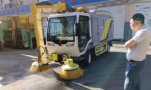 近日內(nèi)蒙古某環(huán)衛(wèi)公司引進我司大型樹葉收集車對城市環(huán)境進行綜合治理