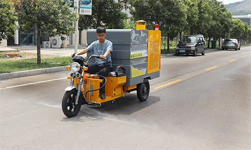 冷熱一體高壓清洗車，商業(yè)街油污清理更便捷