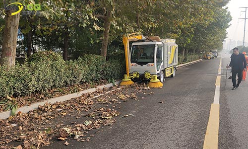 純電動樹葉收集車，秋季落葉收集，其他季節(jié)可作為洗掃車高壓清洗車使用