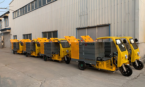 凱達(dá)環(huán)境定制三輪高壓清洗車發(fā)貨交接現(xiàn)場(chǎng)