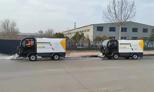 近日多臺(tái)四輪高壓清洗車在某城市道路進(jìn)行環(huán)衛(wèi)作業(yè)