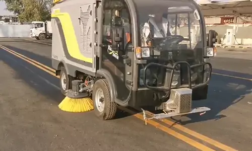 近日小型電動洗掃車在某園區(qū)進行清潔養(yǎng)護工作