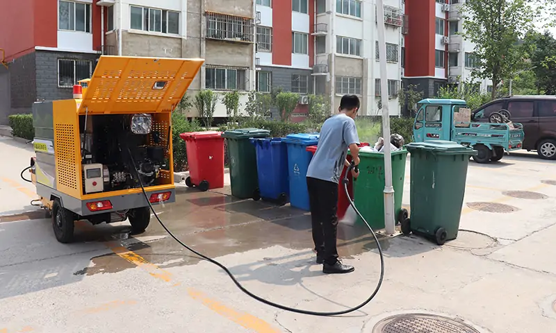 冬季來臨，物業(yè)小區(qū)在選擇高溫高壓清洗車的時(shí)候要注意哪些問題呢？