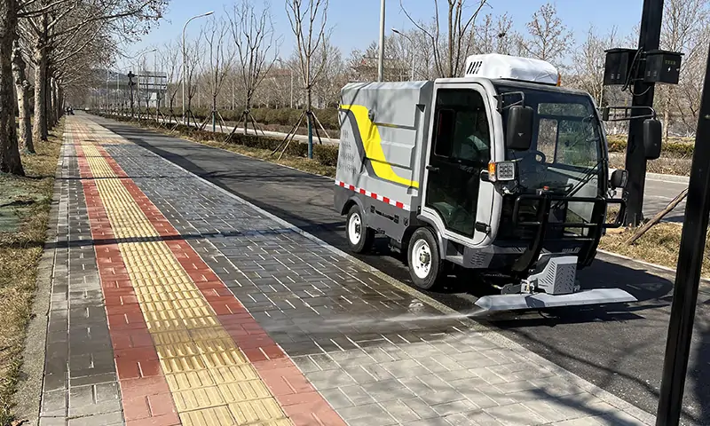 每年花幾十萬塊錢雇人做環(huán)衛(wèi)，為啥不選擇幾萬塊錢采購設(shè)備？一車代替六名人工！