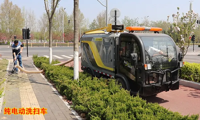 機(jī)場(chǎng)、學(xué)校、景區(qū)等路面清理效果一直不好？小型清潔設(shè)備廠(chǎng)家給您一個(gè)建議！