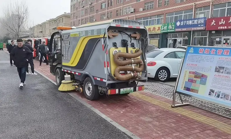 純電動(dòng)洗掃車(chē)現(xiàn)場(chǎng)試車(chē)，人行道路面洗掃引起關(guān)注，行人連連夸贊！