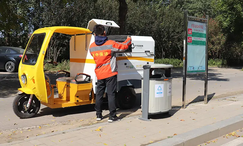 兩分類垃圾清運(yùn)車，小巧身姿，操作靈活，應(yīng)用廣泛！現(xiàn)場(chǎng)試車備受關(guān)注！