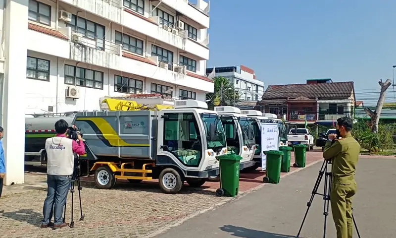 一輛車解決商業(yè)街道垃圾轉(zhuǎn)運(yùn)清理難題！后裝式垃圾清運(yùn)車，環(huán)衛(wèi)作業(yè)垃圾轉(zhuǎn)運(yùn)好幫手！