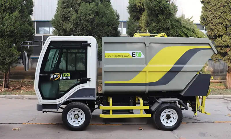 后裝式垃圾清運(yùn)車，解決商業(yè)街道，景區(qū)園林垃圾轉(zhuǎn)運(yùn)難題，一鍵控制，簡(jiǎn)單快捷！