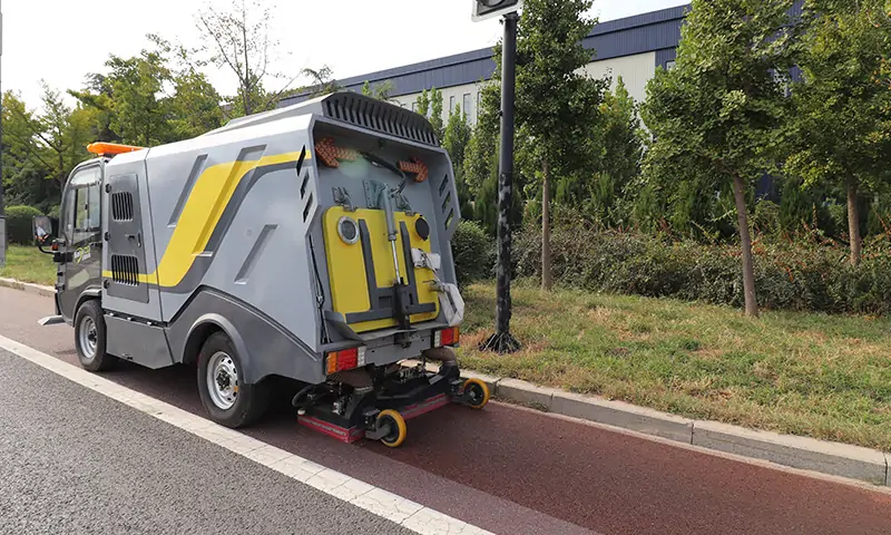 市政人行道太狹窄不好清理怎么辦？純電動(dòng)深度清潔車(chē)，一車(chē)多用，有效解決市政人行道清理難題！