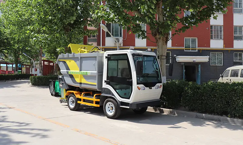 純電動(dòng)后裝式垃圾清運(yùn)車，解決當(dāng)前物業(yè)小區(qū)垃圾轉(zhuǎn)運(yùn)困難問題，純電動(dòng)，更環(huán)保！