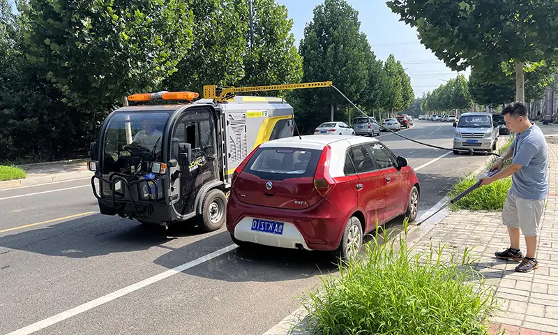 純電動(dòng)洗掃車(chē)輔道人行道顯身手！狹窄道路洗掃，高壓沖洗人行道，車(chē)輛過(guò)后地面整潔又衛(wèi)生！