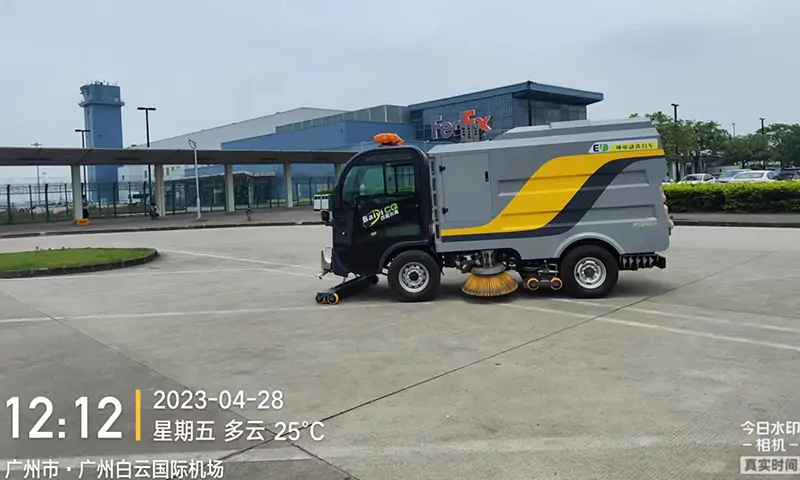 百易純電動洗掃車到達(dá)白云機場，助力機場環(huán)衛(wèi)環(huán)境建設(shè)，共建美好城市形象！