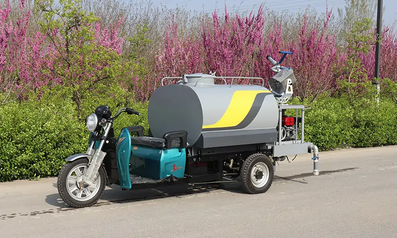三輪灑水車，別看它小，用處可不少：霧炮、灑水、高炮樣樣齊全，景區(qū)物業(yè)工地都能使用！