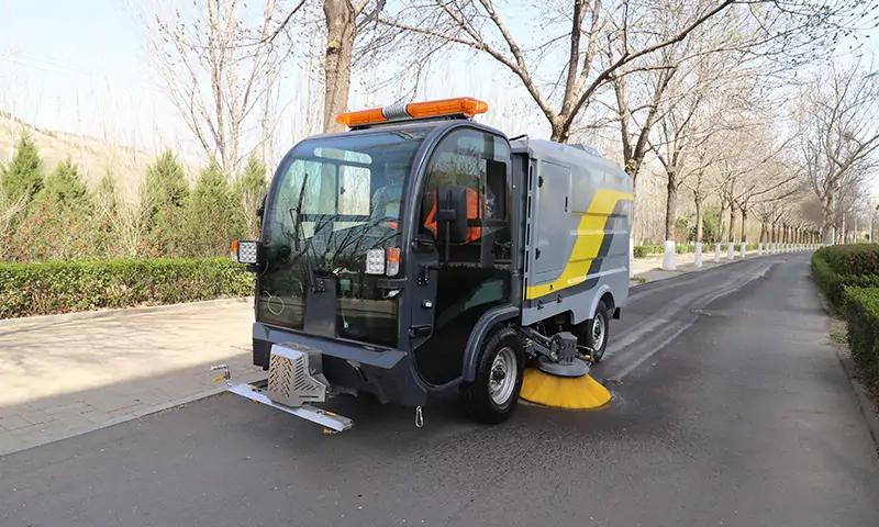 純電動(dòng)洗掃車(chē)背街小巷顯神通，洗掃全面，操作簡(jiǎn)單獲得認(rèn)可