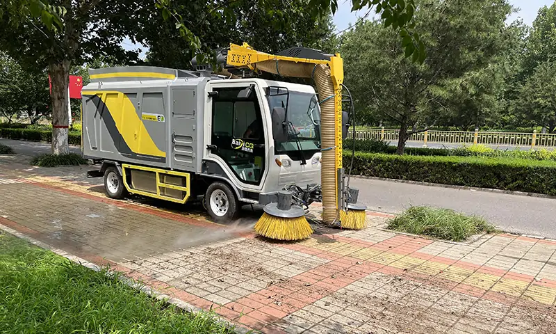 樹葉收集車——引領(lǐng)綠色清潔革命的力量，落葉收集專用車輛。