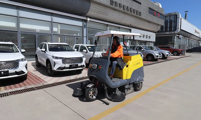 小型三輪駕駛式掃地車(chē)：高效清潔與環(huán)保共贏，純電動(dòng)，更環(huán)保！