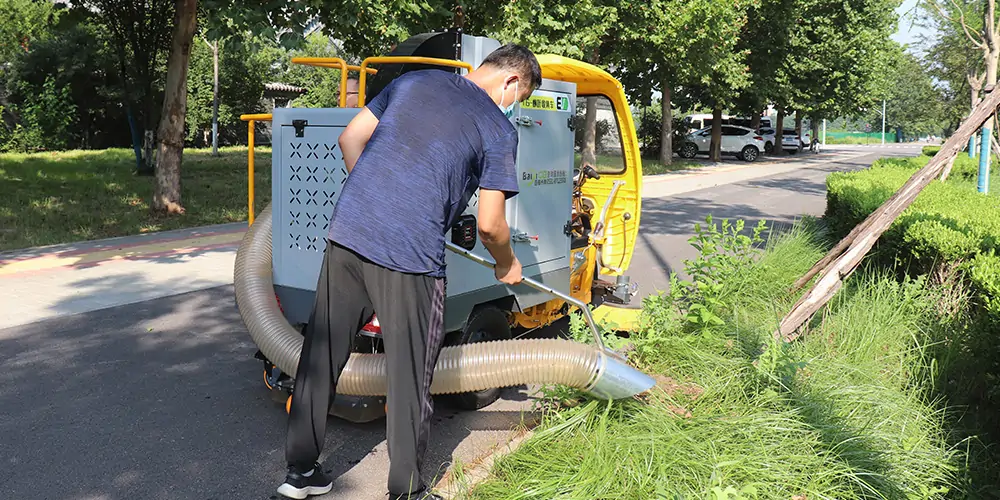 純電動(dòng)樹葉收集車_多功能樹葉收集車_吸樹葉的機(jī)器_掃樹葉神器