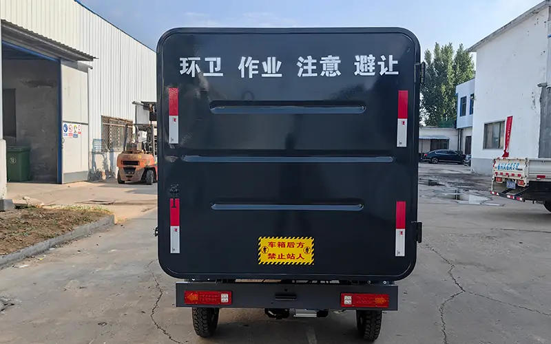 側(cè)裝式垃圾清運(yùn)車(chē)BY-L30
