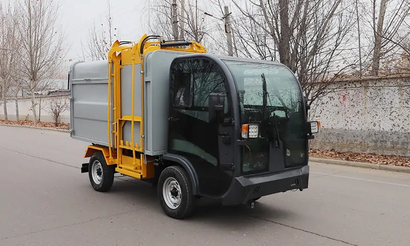 側(cè)裝式垃圾清運(yùn)車，操作簡(jiǎn)單，運(yùn)載量大，環(huán)衛(wèi)道路垃圾轉(zhuǎn)運(yùn)專業(yè)設(shè)備