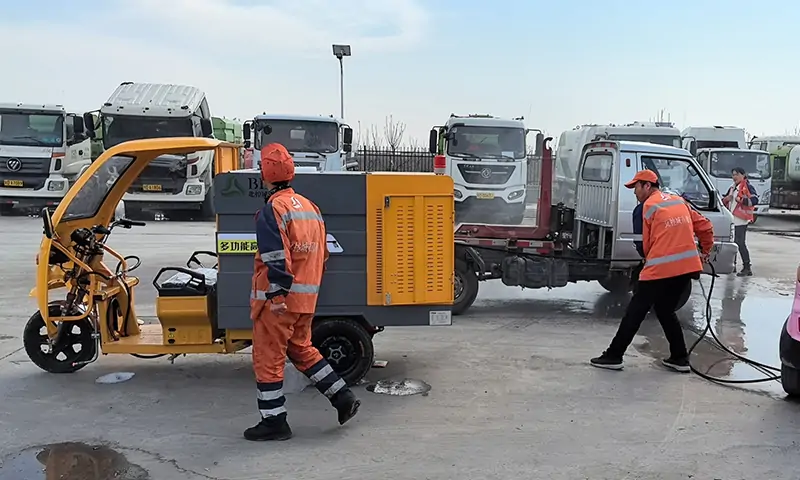 三輪多功能高壓清洗車發(fā)貨！助力城市美好環(huán)境建設(shè)！