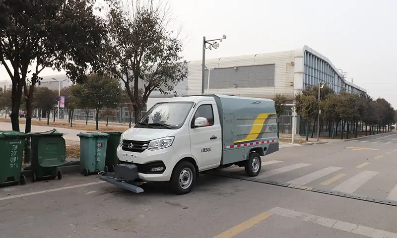 純電動(dòng)多功能道路養(yǎng)護(hù)車：城市道路清潔的全新選擇
