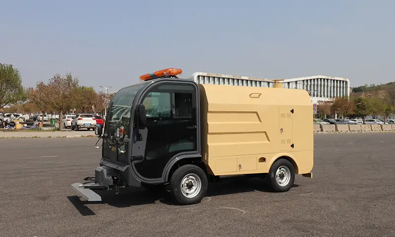 純電動(dòng)四輪高壓清洗車：綠色環(huán)衛(wèi)新力量