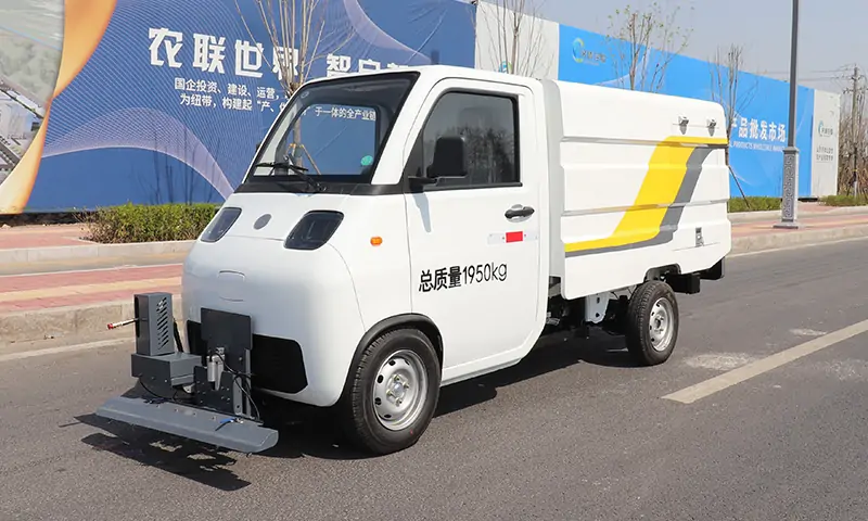 純電動(dòng)四輪高壓清洗車：引領(lǐng)城市環(huán)衛(wèi)新趨勢(shì)