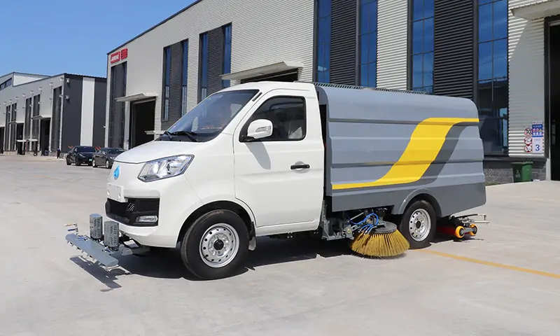 新能源純電動洗掃車，高效洗掃，徹底解決輔道、非機動車道等狹窄路段路面清潔問題