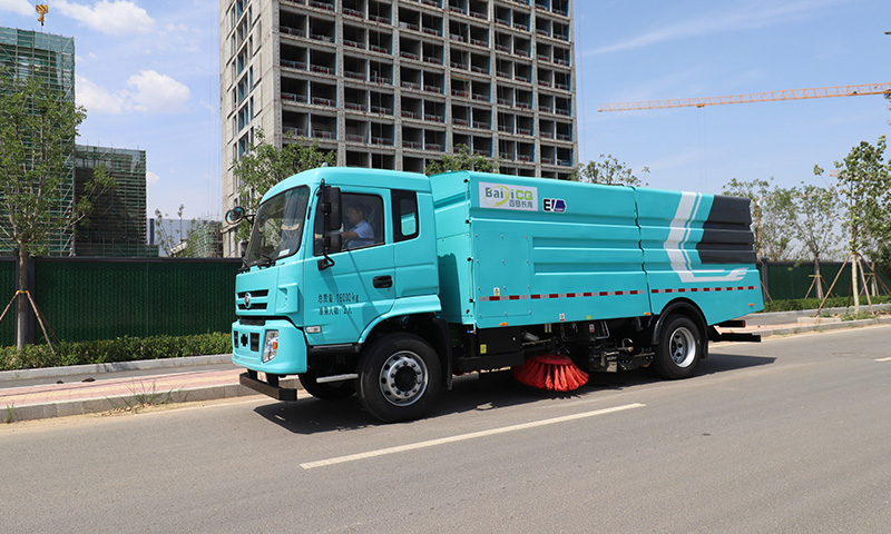 新能源洗掃車亮相城市街頭：智能清潔，守護(hù)城市“顏值”