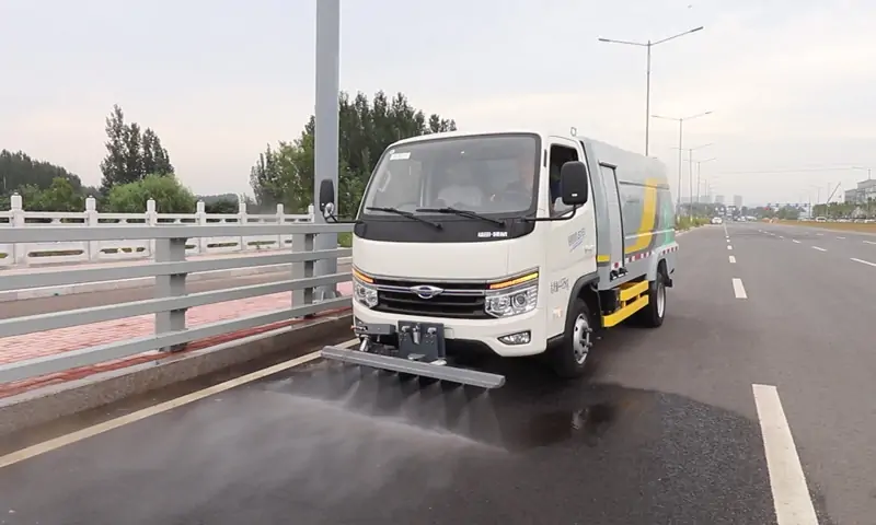 新能源路面養(yǎng)護(hù)車——讓城市清潔更智能、更高效