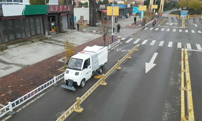 新能源洗掃車現(xiàn)場(chǎng)作業(yè)震撼呈現(xiàn)：小車身、大能量，城市清潔新利器