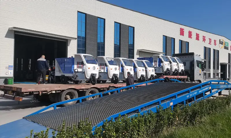 三輪多功能高壓清洗車交付客戶現(xiàn)場(chǎng) 小型化、多功能、易操作成亮點(diǎn)